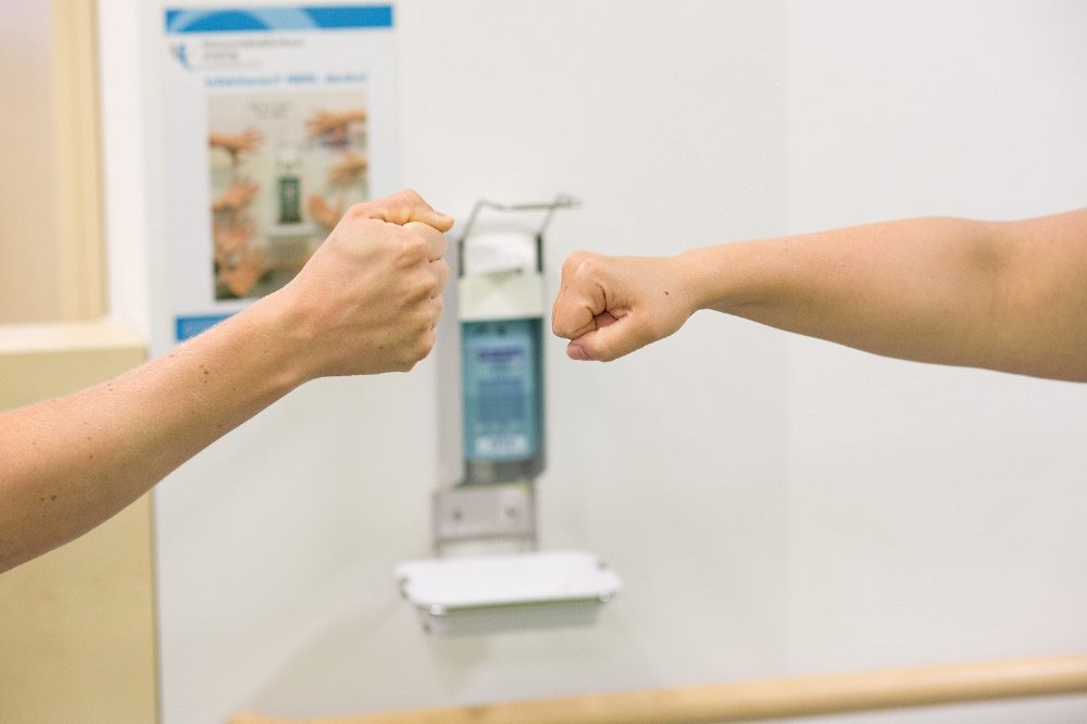 Darauf sollte man achten: Nur solche Desinfektionsmittel verwenden, die auch für Hände vorgesehen sind. Foto: Stefan Straube / UKL