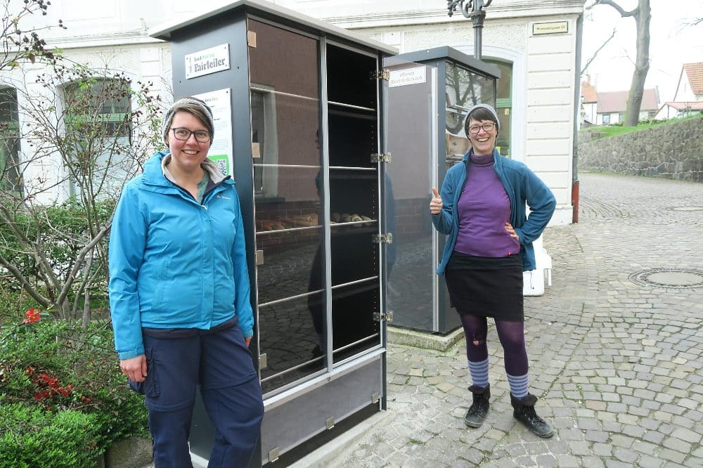 Nathalie Szycher (l.) und Janina Becker von der Wurzener foodsharing-Gruppe freuen sich über die Eröffnung des neuen Fairteilers. Quelle: Foodsharing Muldentalkreis