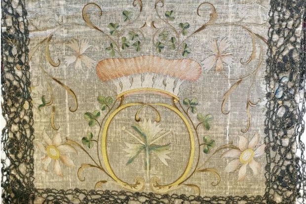 Barocker Kanzelbehang mit den Initialen C C und dem Fürstenhut. Foto: Nadine Fuchs