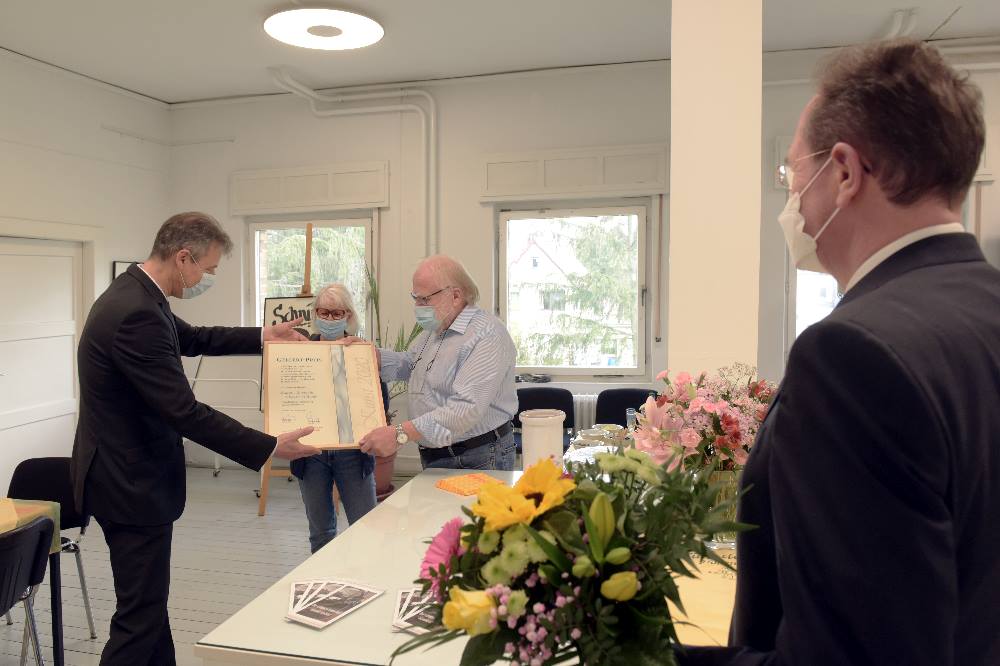 Landrat Kai Emanuel (links) und Sparkassen-Chef Harald Langenfeld (rechts) überreichen Jeanette und Reinhard Rössler in Hohenossig den Gellert-Preis. Foto: LRA/Bley