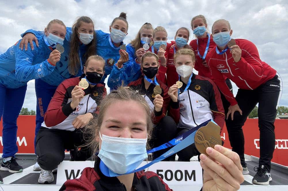 Der deutsche Vierer-Kajak der Damen mit SC DHfK-Kanutin Melanie Gebhardt (2. Reihe, 1. von rechts) bei der Siegerehrung nach dem Weltcup-Sieg in Szeged. Quelle: privat