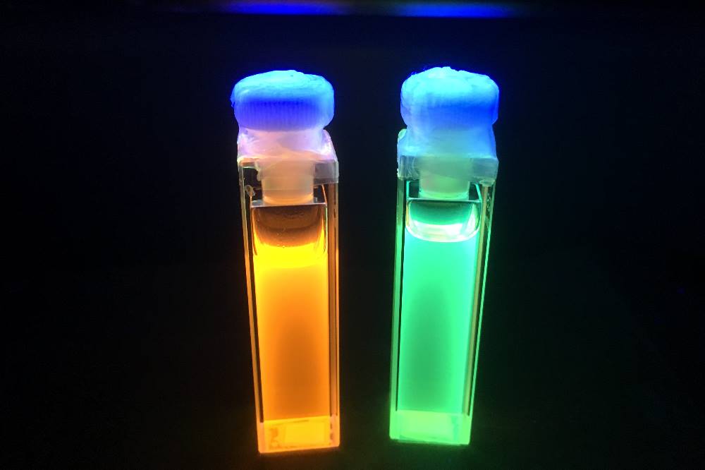 Der Farbstoff, der dem Harzsystem hinzugefügt wird, ändert seine Farbe, wenn ein bestimmter Alkohol daran bindet. Foto: Uni Halle / Alexander Funtan