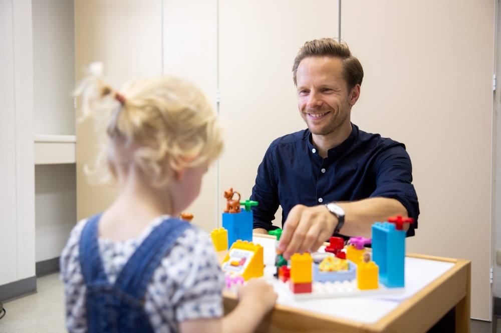 Diplom-Psychologe Steffen Elsner koordiniert die Spezialsprechstunde am UKL. Eine neue Beratungs-Hotline ergänzt nun dieses Angebot. Foto: Stefan Straube / UKL