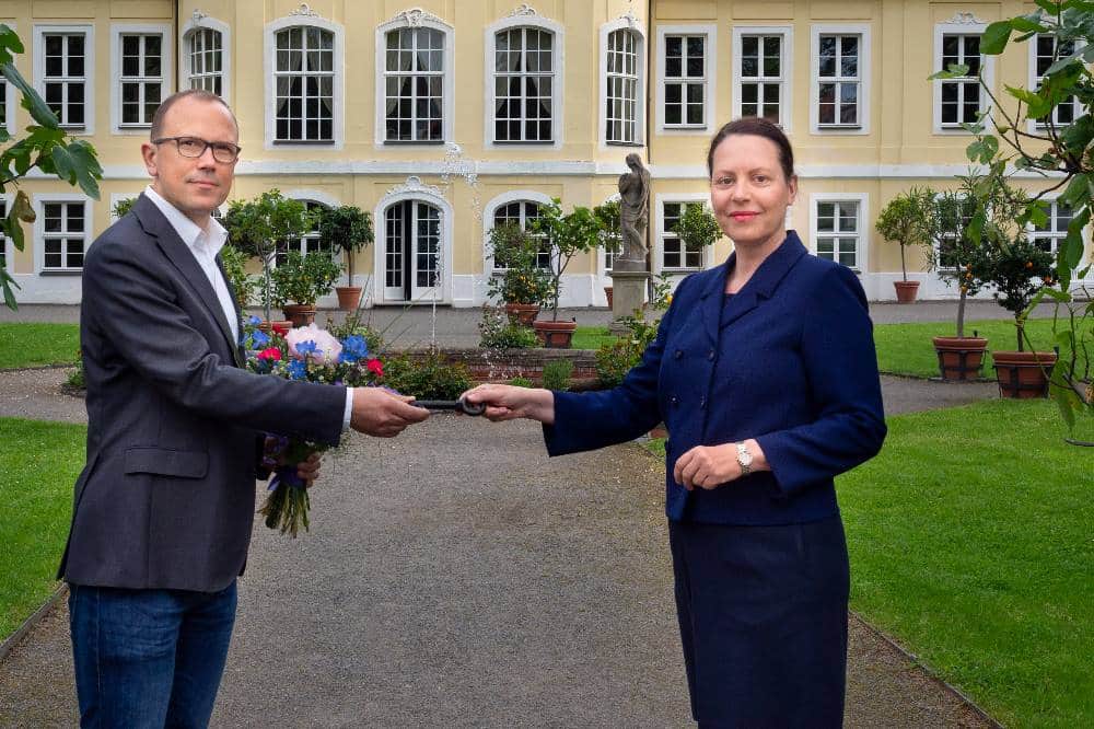 Kulturamtsleiterin Dr. Anja Jackes und Thomas Roßdeutscher, Geschäftsführer der neuen Betreibergesellschaft, bei der Schlüsselübergabe vor dem Gohliser Schlösschen. Quelle: feinblende.de