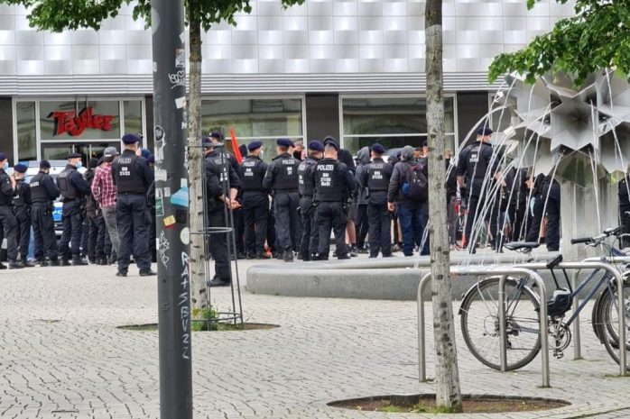 Der Gegenprotest aus Connewitz: die volle Aufmerksamkeit der Polizei. Foto: LZ/Leon Eisfeld-Mylius