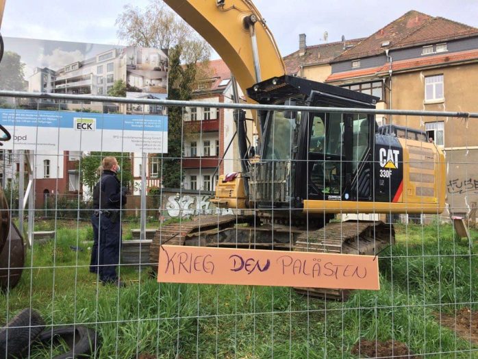Schild am Bauzaun der Bornaischen Straße 84. Foto: LZ