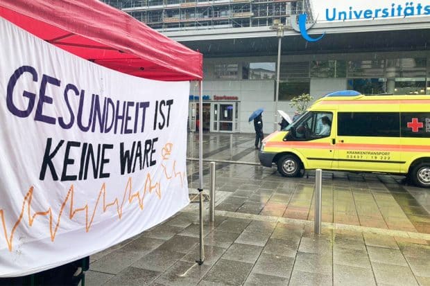 "Gesundheit ist keine Ware": Zum Tag der Pflege fanden verschiedene Aktionen in Leipzig statt. Hier vor dem UKL waren beschäftigte eingeladen, ihre Erfahrungen und Forderungen zu teilen. Foto: LZ