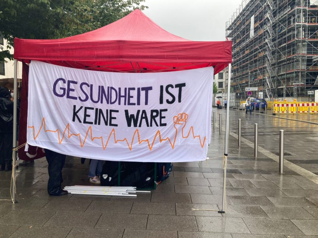 Aus Anlass des Internationalen Tags der Pflege am 12. Mai 2021 forderten die Linke Leipzig, die Gewerkschaft verdi, der SDS und andere ortsansässige Initiativen eine Verbesserung der Arbeitsbedingungen in der Pflege. Foto: Birthe Kleemann