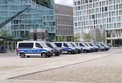 Ankunft in Berlin - die Polizei wartet schon. Foto: LZ/Leon Eisfeld-Mylius