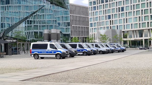 Ankunft in Berlin - die Polizei wartet schon. Foto: LZ/Leon Eisfeld-Mylius