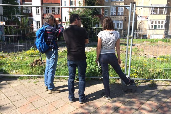 Axel Schmoll vom Umweltamt packt das Fernglas aus. Foto: LZ