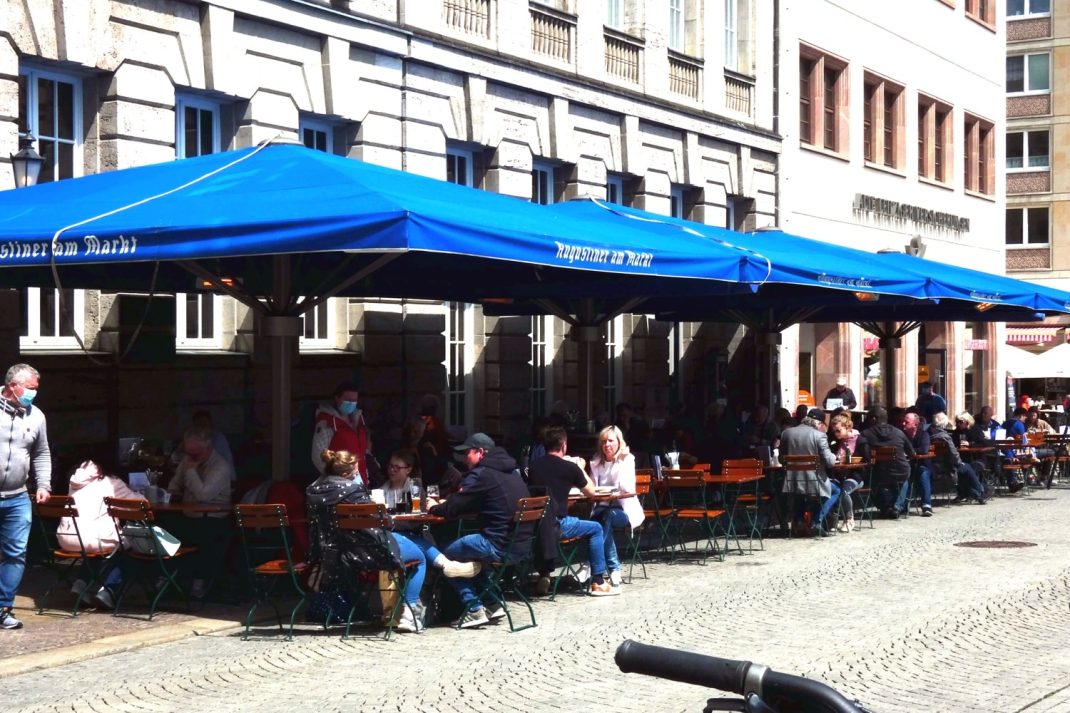 Ein bisschen Normalität: Freisitz in der Leipziger City am Dienstag. Foto: Lucas Böhme