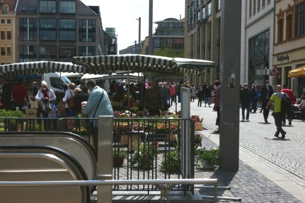 Ein buntes Treiben auch beim Wochenmarkt in der Innenstadt am Dienstag. Foto: Lucas Böhme