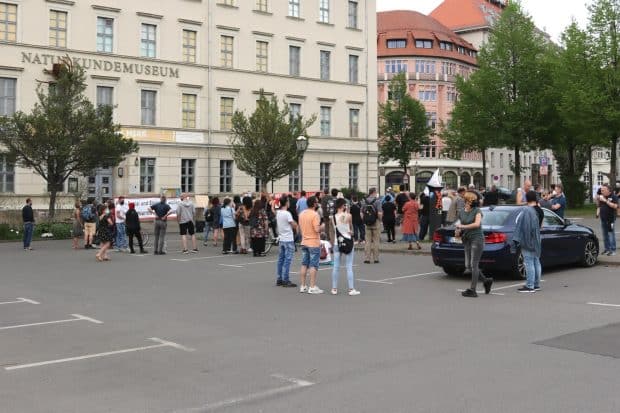 Die Versammlung der "Bürgerbewegung Leipzig 2021" schrumpft weiter. Mittlerweile noch etwa 50 Teilnehmerinnen. Foto: LZ