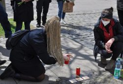 Irena Rudolph-Kokot (SPD) stellt eine Kerze ab. Foto: LZ