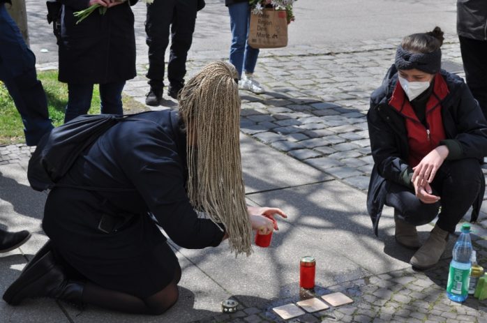 Irena Rudolph-Kokot (SPD) stellt eine Kerze ab. Foto: LZ