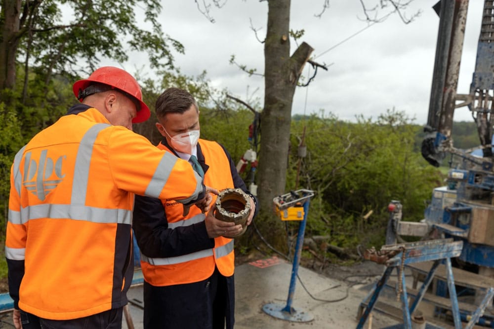 Minister Dulig betrachtet Bohrtechnik © SMWA