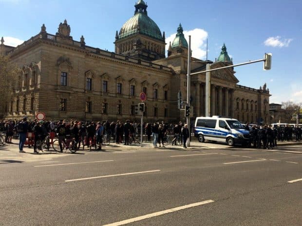 Der Gegenprotest am Simsonplatz sammelt sich. Foto: LZ