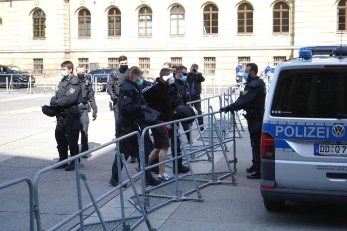 Nach einer Attacke auf einen LZ-Reporter erst einmal in Gewahrsam: Teilnehmer von "Bewegung Leipzig" auf dem Simsonplatz. Foto: LZ