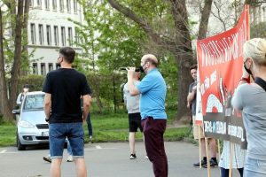 Kai bei seiner Rede am 10. Mai 2021 nach der zweiten Attacke auf sein Ladengeschäft. Foto: LZ