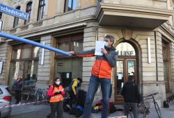 Mitinitiator des Bündnisses Volker Holzendorf zeigt mal den üblichen Überholabstand zu einem Radler. Foto: LZ