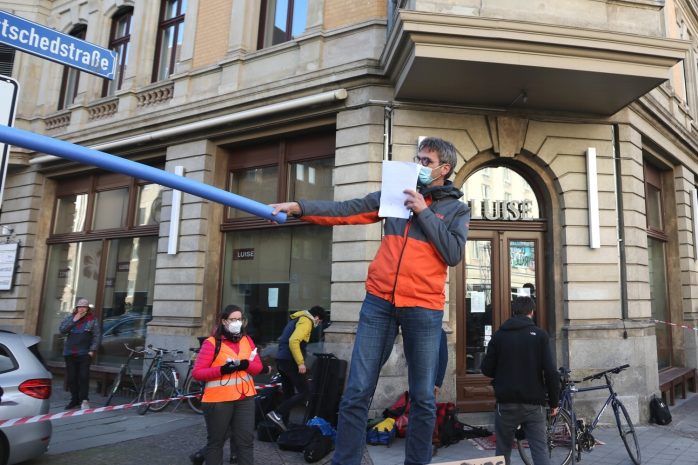Mitinitiator des Bündnisses Volker Holzendorf zeigt mal den üblichen Überholabstand zu einem Radler. Foto: LZ