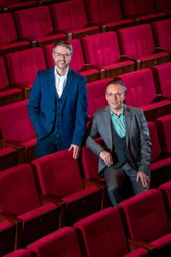 Torsten Rose, Betriebsdirektor der Musikalischen Komödie (li) und Frank Schmutzler, Technischer Direktor der Musikalischen Komödie. Foto: Tom Schulze