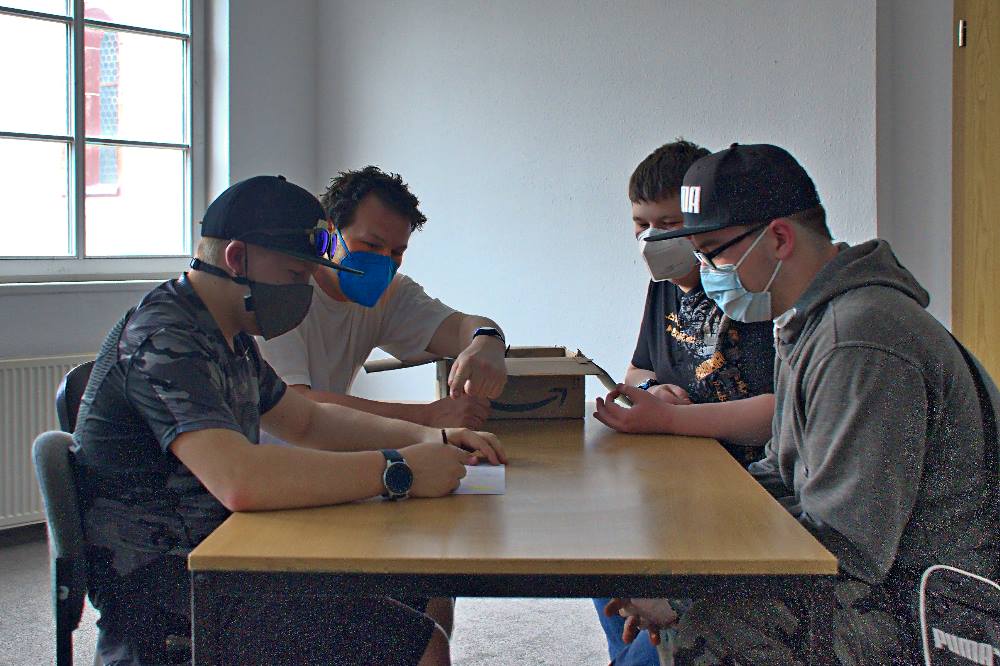 Teilnehmer des BDW zeichnen einen Comicstrip. Quelle: Künstlerhaus Schaddelmühle