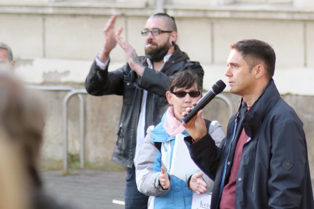 "Unterschiede vergessen, wir sind alle ein Volk" - welches gemeinsam kämpfen soll. Versammlungsleiter Volker B. am 17. Mai 2021. Foto: LZ