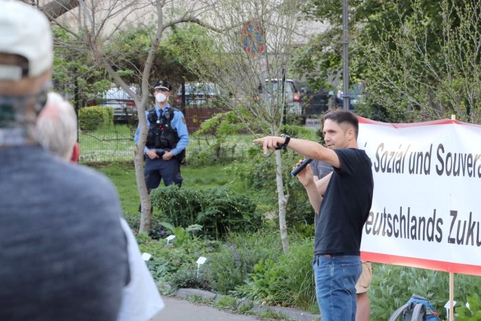 Versammlungsanmelder Volker B. sagt, wo es langgeht. Foto: LZ