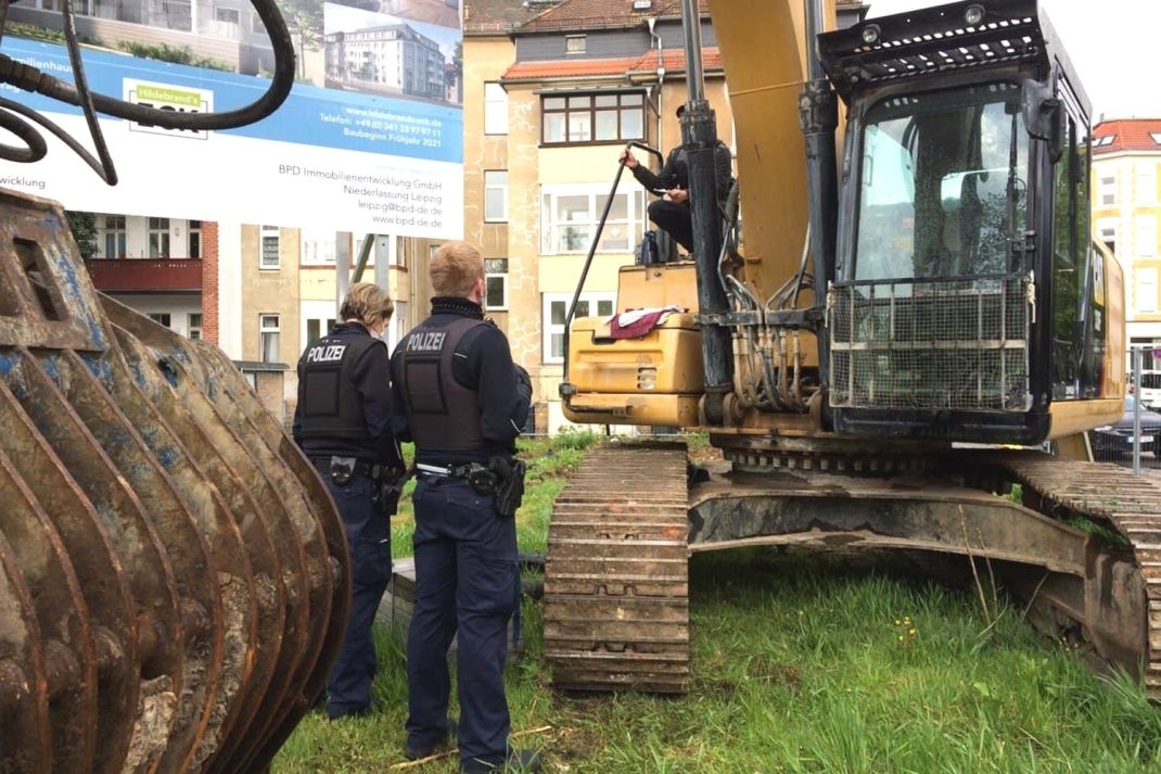 Willy auf dem Bagger an der Hildebrandtstraße. Foto: Sabine Eicker