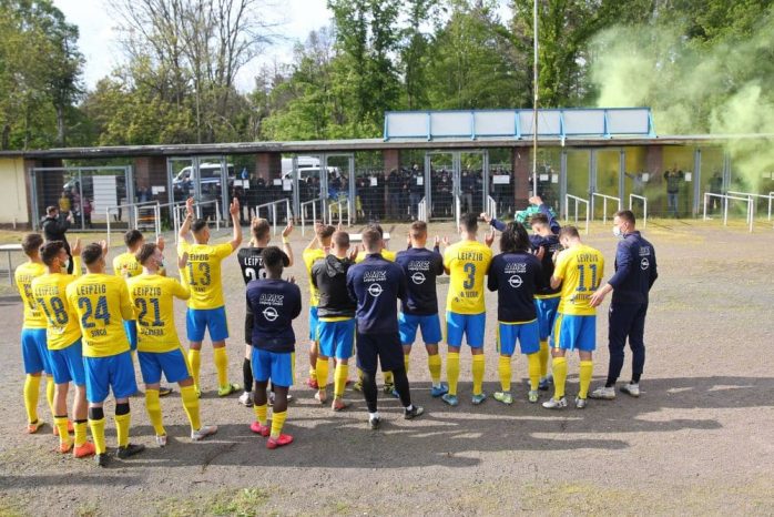 Nach dem Einzug ins Finale ließ sich die Mannschaft von den Lok-Fans vorm Stadion feiern. Foto: Jan Kaefer