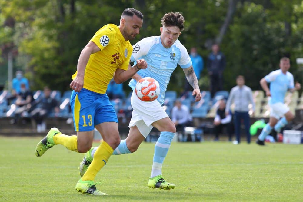 Fussball, Wernesgruener Sachsenpokal, Saison 2020/ 2021, Finale: 1. FC Lok Leipzig vs. Chemnitzer FC am 29.05.21 in der Sportschule Egidius Braun, Leipzig Abtnaundorf. Im Bild: Djamal ZIANE (13, Lok Leipzig) gegen Riccardo GRYM (10, Chemnitzer FC)