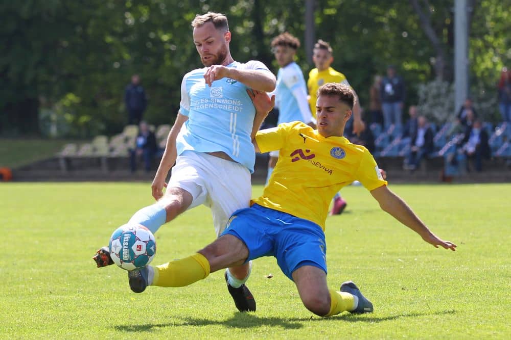 Fussball, Wernesgruener Sachsenpokal, Saison 2020/ 2021, Finale: 1. FC Lok Leipzig vs. Chemnitzer FC am 29.05.21 in der Sportschule Egidius Braun, Leipzig Abtnaundorf. Im Bild: Tobias MUELLER (38, Chemnitzer FC) gegen Farid ABDERRAHMANE (8, Lok Leipzig)