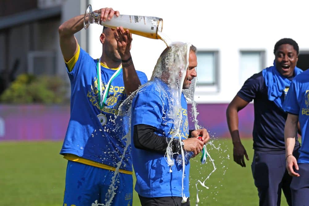 Fussball, Wernesgruener Sachsenpokal, Saison 2020/ 2021, Finale: 1. FC Lok Leipzig vs. Chemnitzer FC am 29.05.21 in der Sportschule Egidius Braun, Leipzig Abtnaundorf. Im Bild: Djamal ZIANE (13, Lok Leipzig) gibt Trainer und Sportdirektor Almedin CIVA (Lok Leipzig) eine Bierdusche