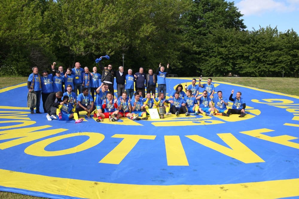 Fussball, Wernesgruener Sachsenpokal, Saison 2020/ 2021, Finale: 1. FC Lok Leipzig vs. Chemnitzer FC am 29.05.21 in der Sportschule Egidius Braun, Leipzig Abtnaundorf. Im Bild: Lok feiert auf dem Vereinslogo, Pokal, Team, Mannschaft, Jubel, Sieg, Pokalsieger