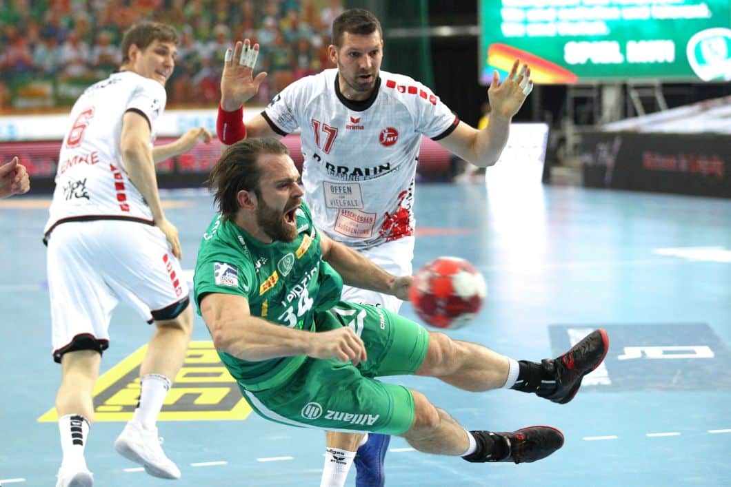 Melsungen lässt Leipzig stolpern. Hier kommt Alen Milosevic zu Fall. Foto: Jan Kaefer