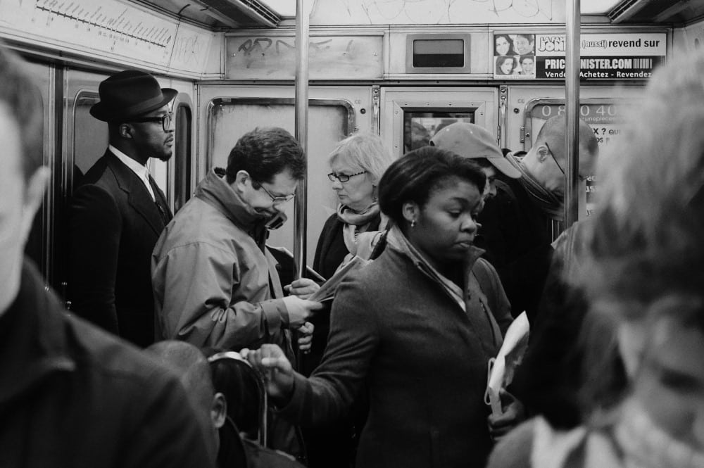 „Ligne 6“ zeigt eine Szene aus der Metro-Linie 6 in Paris. Foto: Johny Pitts