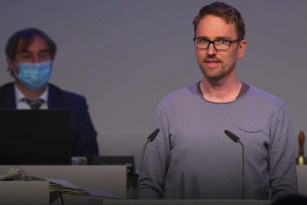Dr. Adam Bednarsky bei seiner Rede im Stadtrat. Screenshot: Livestream / LZ