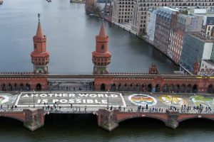 Schon im vergangenen Jahr protestierten Fridays for Future und ver.di auf der Oberbaumbrücke in Berlin. Foto: Fridays for Future