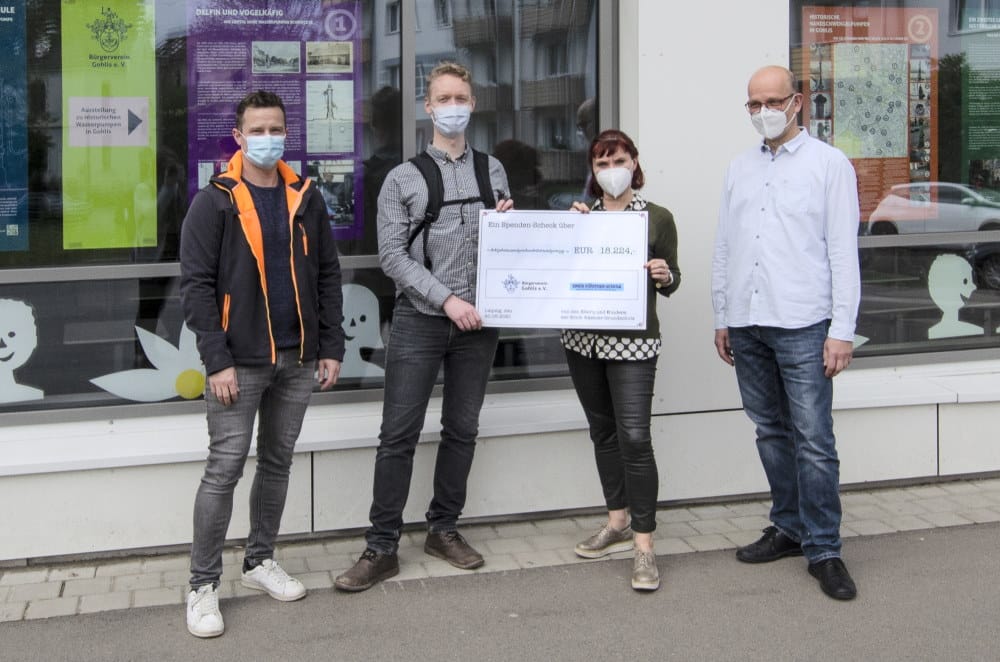 Tino Bucksch (Vorsitzender Bürgerverein Gohlis e.V.), Peter Niemann (Projektverantwortlicher), Carola Wirth (Schulleiterin), Eyke Hiersemann (stellv. Schulleiter). Foto: Andreas Reichelt