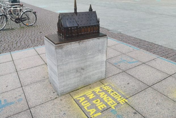 Aktion der Giordano-Bruno-Stiftung Leipzig: Keine Kanzel in die Aula. Foto: gbs Leipzig