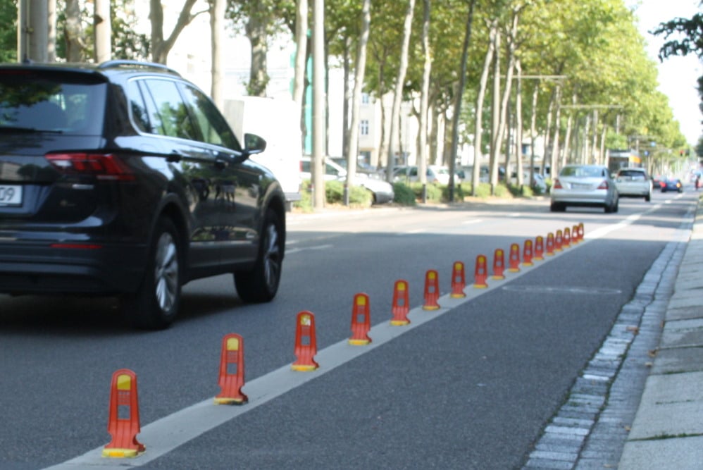 Die Leitschwellen in der Richard-Lehmann-Straße. Foto: Ralf Julke