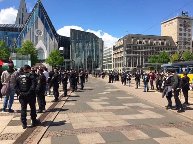 Anfangs zu wenig Polizei, dann stabilisierte sich die Lage auf dem Augustusplatz. Foto: LZ