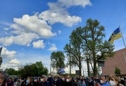 Ab 18 Uhr traf sich am 21. Mai 2021 eine Solidaritätsversammlung am Leipziger Rathaus. Foto: LZ