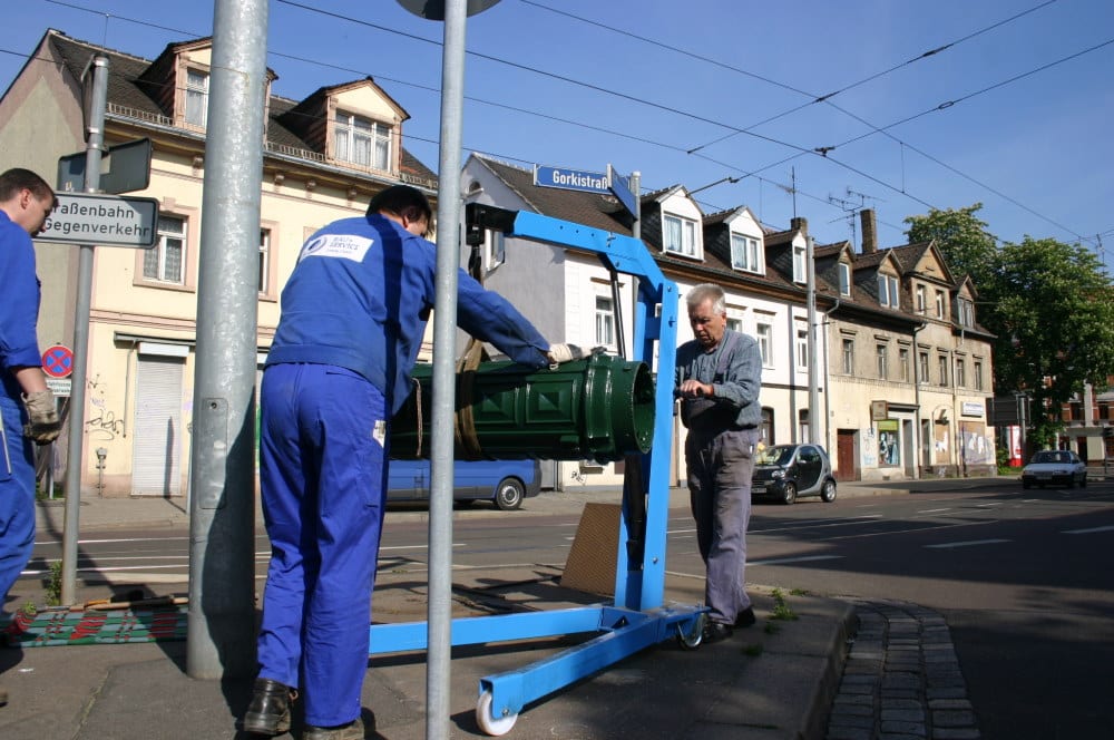 Montage einer sanierten Handschwengelpumpe 2005 in Schönefeld. Foto: Ralf Julke