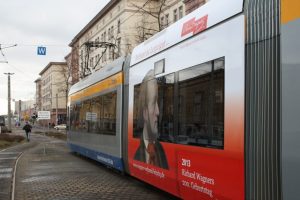 Werbung für das Wagner-Jubiläum 2013 auf einer Straßenbahn der LVB. Foto: Ralf Julke
