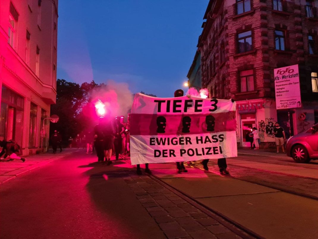 Eine Spontandemo am Samstag, 19. Juni 2021 in der zweinaundorfer nach der aufgelösten Hausbesetzung der Tiefe Straße am 11. Juni 2021 im gleichen Stadtviertel. Foto: LZ
