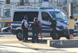 Zwei rechte Youtuber finden sich noch vor Demostart gegen 19 Uhr in einer Polizeimaßnahme am Wagnerplatz wieder. Foto: LZ