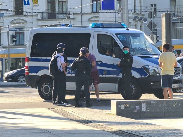 Zwei rechte Youtuber finden sich noch vor Demostart gegen 19 Uhr in einer Polizeimaßnahme am Wagnerplatz wieder. Foto: LZ
